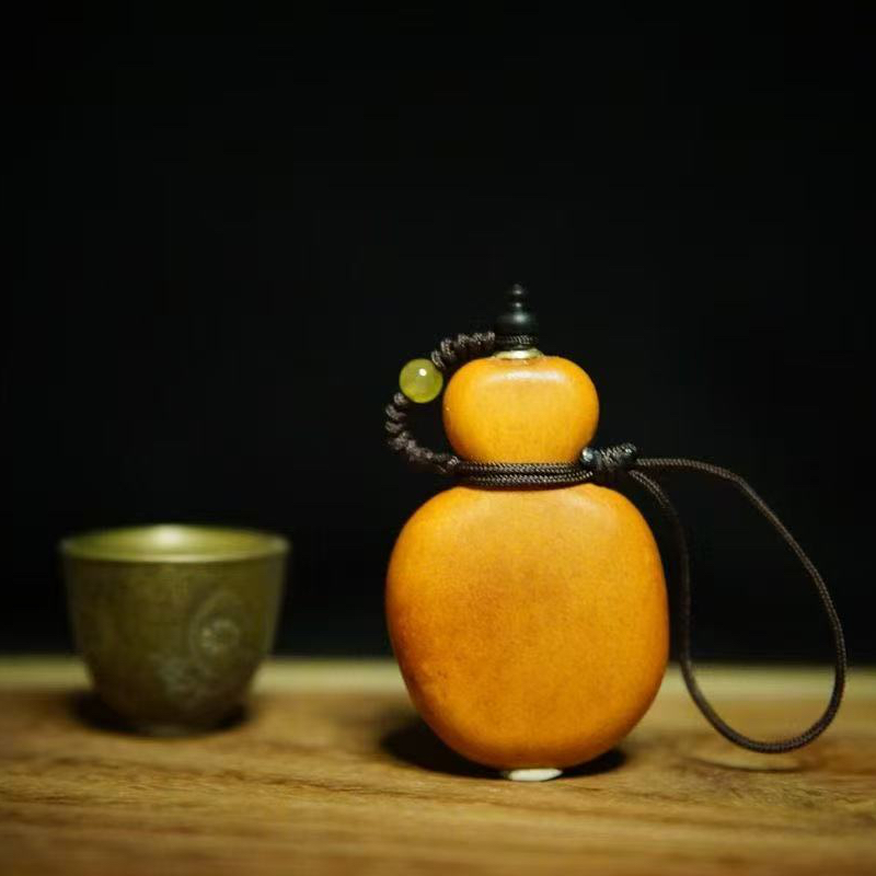 Lacquer craft gourd wine pot